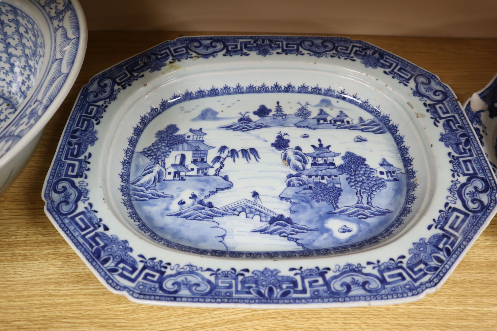 A Chinese blue and white bowl, three Chinese blue and white plates and an Imari plate, largest diameter 41.5cm